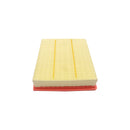 PLANO Y RECTANGULAR, CON MARCO COLOR NARANJO HECHO DE GOMA, LA PARTE FILTRANTE ESTA COMPUESTA POR UN MATERIAL PLEGADO DE COLOR AMARILLO